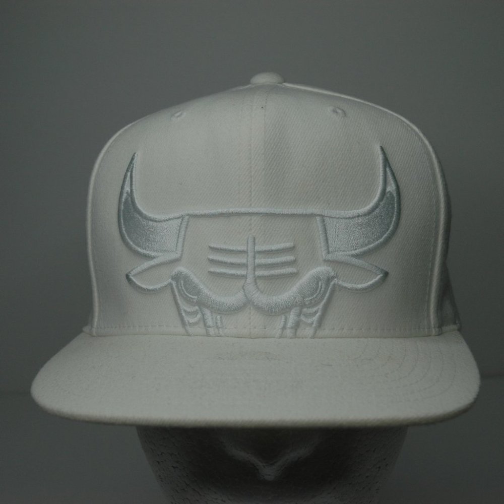Mitchell and Ness Snapback Cap Chicago Bulls Cap White Embroidered Logo